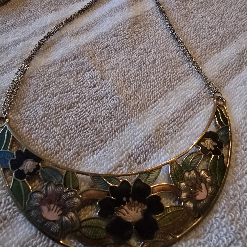 😎Art Deco Floral Enamel Necklace with Gold Accents